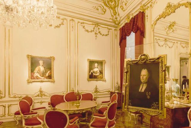 הפרסקאות מתקופת מריה תרזה בארמון שנברון credit to getyourguide.com