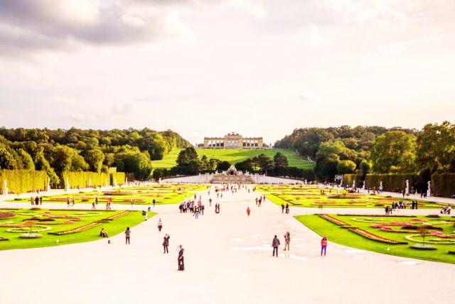 הגלריה הגדולה (The Great Gallery – Große Galerie) בארמון שנברון credit to getyourguide.com