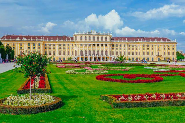 הגלריה הגדולה (The Great Gallery – Große Galerie) בארמון שנברון credit to getyourguide.com