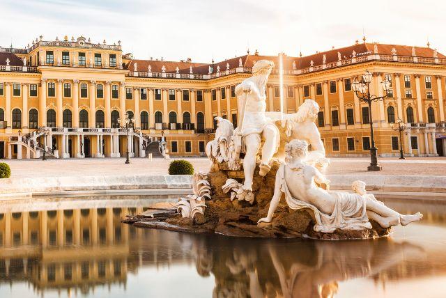 דמויות משניות בפסלים שכולם מפספסים בארמון שנברון