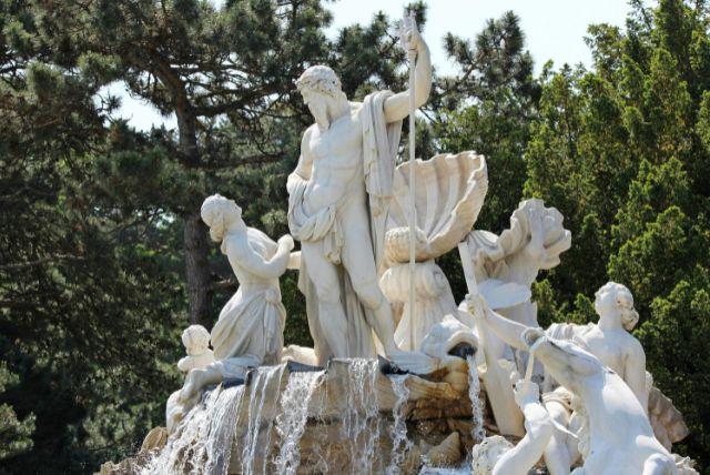 דמויות משניות בפסלים שכולם מפספסים בארמון שנברון