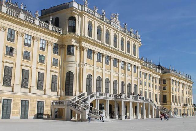 הסיור הארוך בארמון שנברון - GRAND TOUR credit to getyourguide.com