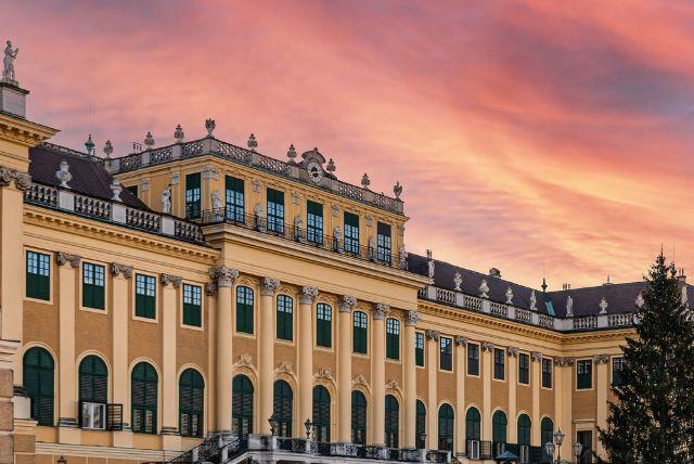 יצירות שנמצאות בחדרים פחות מתויירים בארמון שנברון
