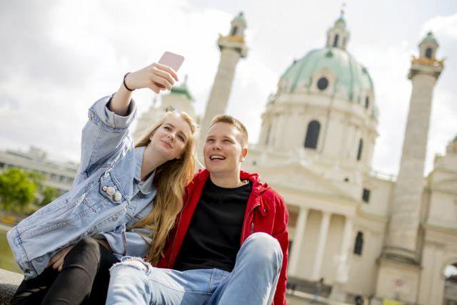 יום טיול מודרך ברחבי וינה עם רכב כולל כרטיסים לארמון שנברון credit to getyourguide.com