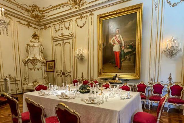 דיוקנאות הקיסר פרנץ יוזף בארמון שנברון credit to getyourguide.com