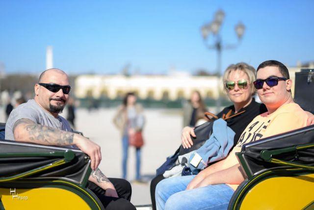 טיול עם כרכרה וסוסים ברחבי גני שנברון credit to getyourguide.com