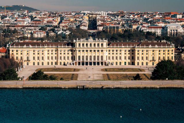 גלריות ואולמות ייצוגיים מרכזיים בארמון שנברון