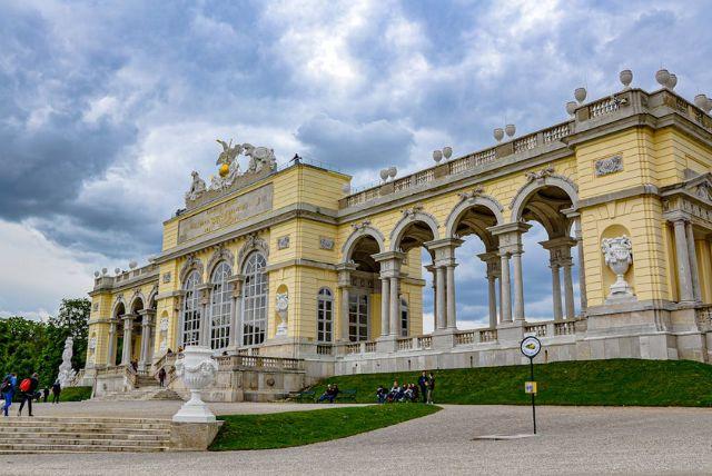 גלריות ואולמות ייצוגיים מרכזיים בארמון שנברון