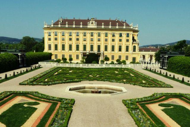 חומרים וטכניקות עבודה במאה ה־18 בארמון שנברון