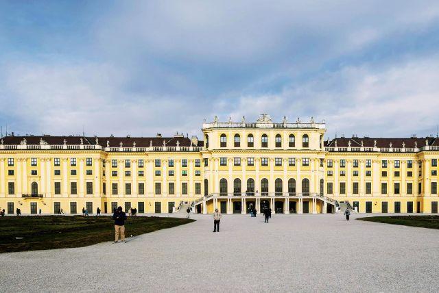 ביקור עצמאי מול סיור מודרך בארמון שנברון
