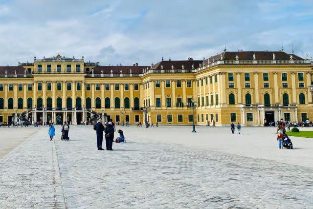 ביקור בארמון שנברון עם עגלות ונגישות credit to getyourguide.com