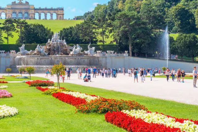 ביקור בארמון שנברון עם עגלות ונגישות credit to getyourguide.com