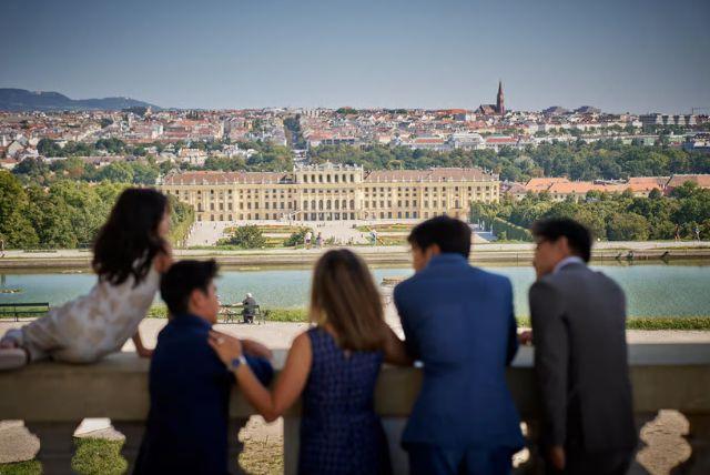 ביקור בארמון שנברון עם ילדים credit to getyourguide.com