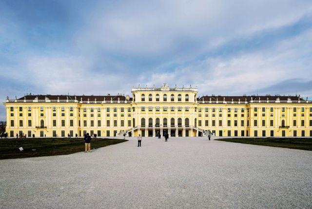 החדר הסיני הסגלגל (Oval Chinese Cabinet) בארמון שנברון