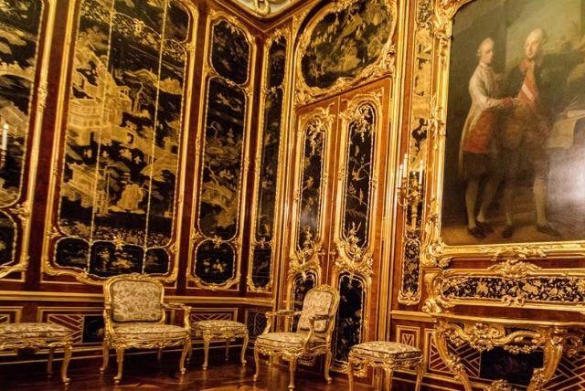 החדר היפני (Japanese Cabinet) בארמון שנברון credit to getyourguide.com