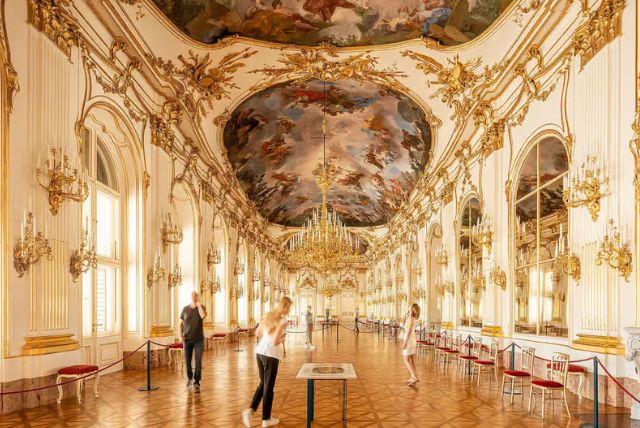 למה אסור לפספס את האמנות בשנברון credit to getyourguide.com