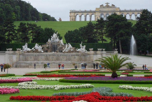 כרטיסים לארמון שנברון כולל מדריך אודיו (שמע קולי) ודילוג על התורים בכניסה credit to viator.com