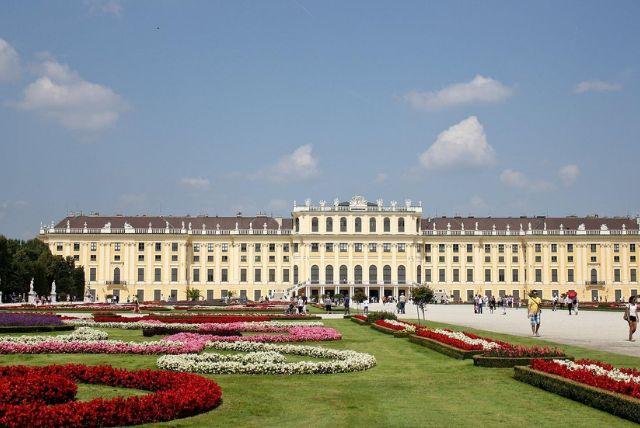 כרטיסים לארמון שנברון כולל מדריך אודיו (שמע קולי) ודילוג על התורים בכניסה credit to viator.com