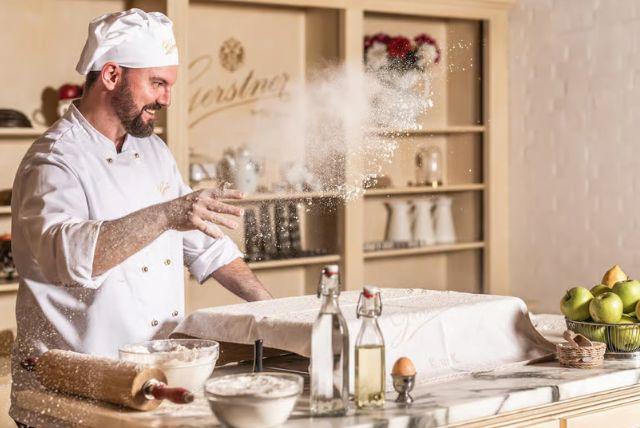 ארמון שנברון מופע שטרודל credit to getyourguide.com