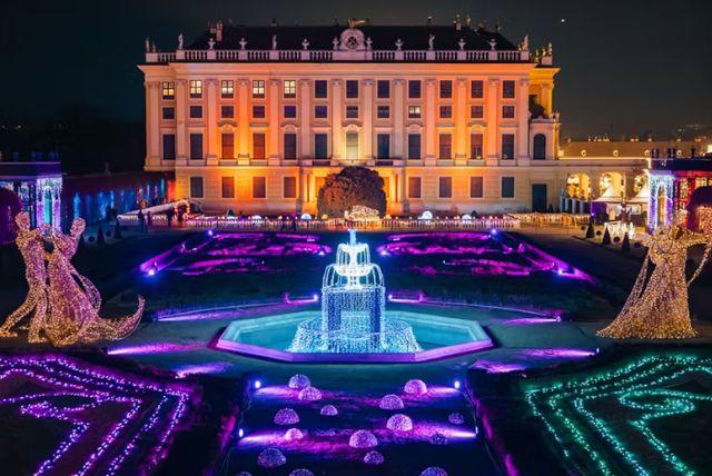 ארמון שנברון מופע אורות credit to headout.com