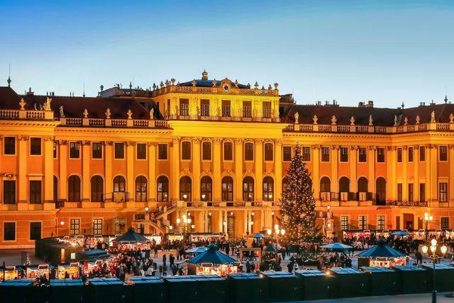 ארמון שנברון מופע אורות credit to headout.com