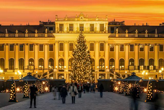 ארמון שנברון מופע אורות credit to headout.com