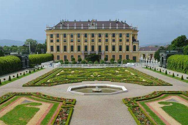 ארמון בלוודיר העליון + ארמון שנברון והגנים: סיור מודרך עם כניסה מהירה credit to tiqets.com