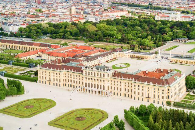 אדריכלי ארמון שנברון והשפעתם