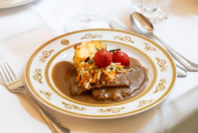 ארוחת ערב במסעדה המפורסמת של ארמון שנברון Gerstner KuK Hofzuckerbäcker credit to getyourguide.com