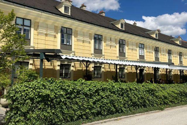 ארוחת בוקר במסעדה המפורסמת של ארמון שנברון Gerstner KuK Hofzuckerbäcker credit to getyourguide.com