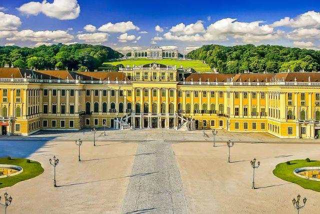 אלמנטים אומנותיים נסתרים בארמון שנברון credit to getyourguide.com