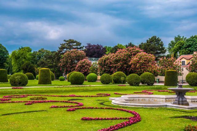 אלמנטים אומנותיים נסתרים בארמון שנברון credit to getyourguide.com