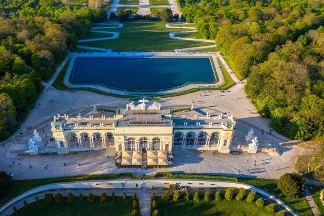 אלמנטים אומנותיים נסתרים בארמון שנברון credit to getyourguide.com