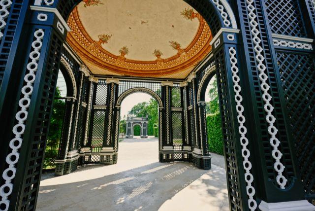 איך הארמון “מדבר” אל המבקר