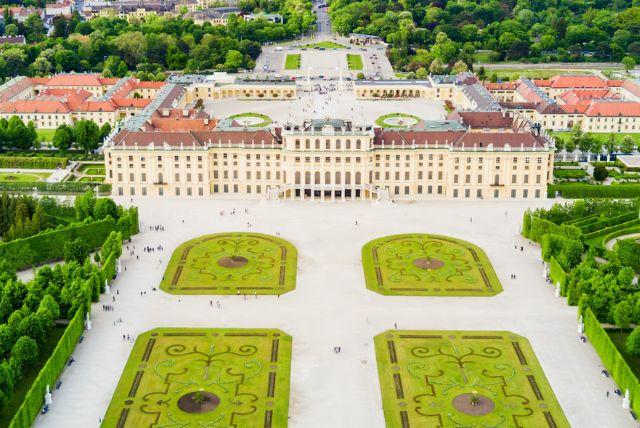 איך הארמון “מדבר” אל המבקר