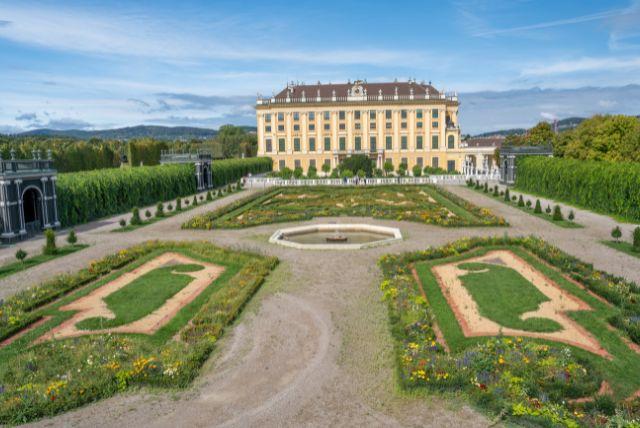 אולמות אמנות, תרבות וחיי חצר בארמון שנברון