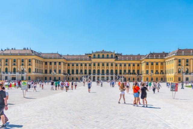 אולם משחקי החצר והבידור בארמון שנברון