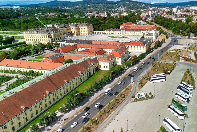 אולם משחקי החצר והבידור בארמון שנברון