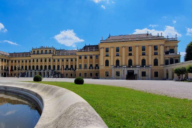 אולם משחקי החצר והבידור בארמון שנברון