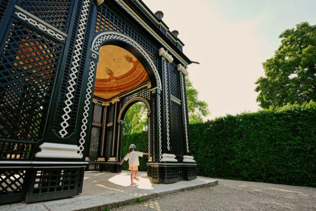 אולם משחקי החצר והבידור בארמון שנברון