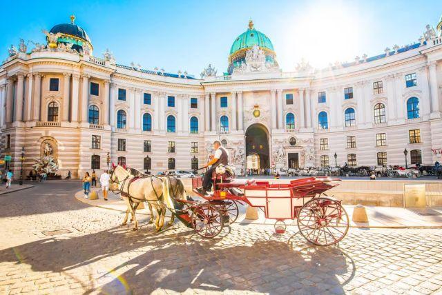 ארמון הופבורג בוינה (Hofburg Palace) credit to getyourguide.com