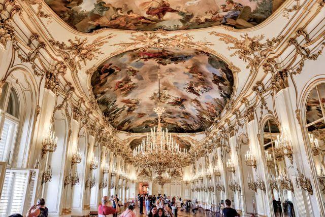 אולם המראות (Hall of Mirrors – Spiegelsaal) בארמון שנברון credit to getyourguide.com