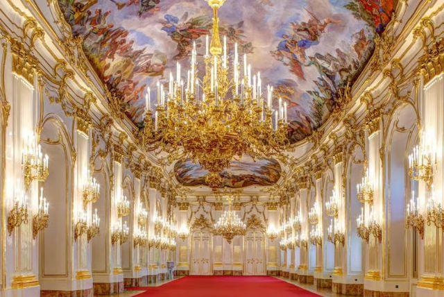 אולם המראות (Hall of Mirrors – Spiegelsaal) בארמון שנברון credit to getyourguide.com