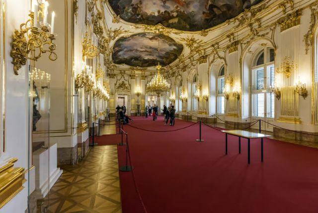אולם הטקסים (Ceremonial Hall – Zeremoniensaal) בארמון שנברון credit to getyourguide.com