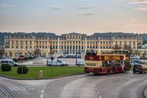 אוטובוס התיירים של וינה כולל כרטיסי כניסה לארמון שנברון credit to getyourguide.com