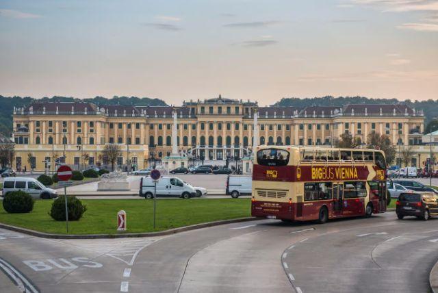 אוטובוס התיירים של וינה כולל כרטיסי כניסה לארמון שנברון credit to getyourguide.com