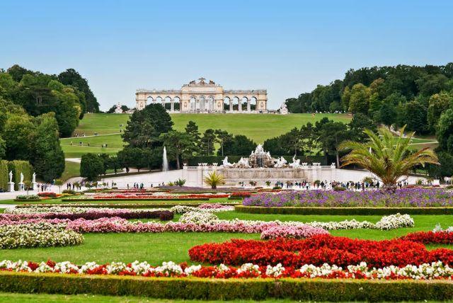 ארמון שנברון בקיץ - טיפים והמלצות מבחינת מזג אוויר credit to getyourguide.com